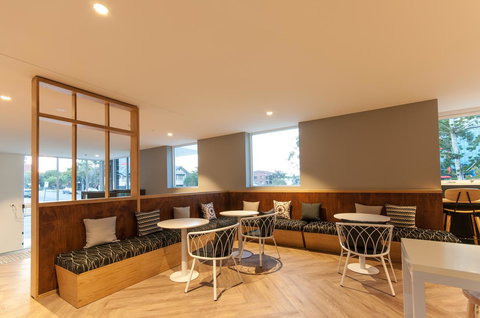 Woodroffe Hotel - Accommodation Main Beach 25