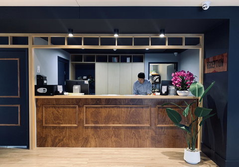 Woodroffe Hotel - Accommodation Main Beach 2