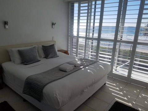 Golden Sands On The Beach - Absolute Beachfront Apartments - Accommodation Main Beach 30