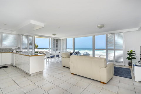 Golden Sands On The Beach - Absolute Beachfront Apartments - Accommodation Main Beach 2