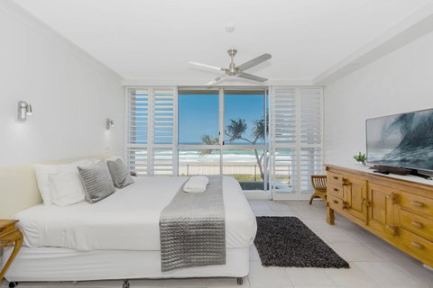 Golden Sands On The Beach - Absolute Beachfront Apartments - Accommodation Main Beach 3