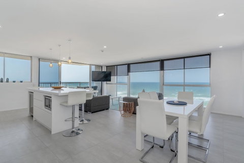 Golden Sands On The Beach - Absolute Beachfront Apartments - Accommodation Main Beach 6