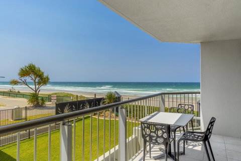 Golden Sands On The Beach - Absolute Beachfront Apartments - Accommodation Main Beach 1