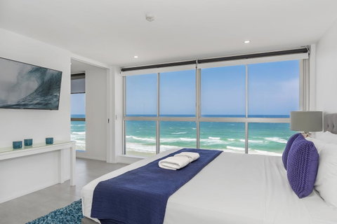 Golden Sands On The Beach - Absolute Beachfront Apartments - Accommodation Main Beach 5