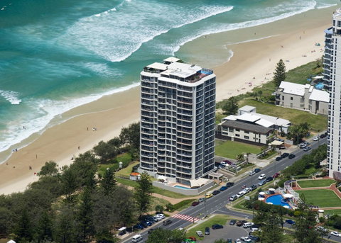 Golden Sands On The Beach - Absolute Beachfront Apartments - Accommodation Main Beach 0