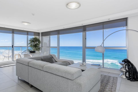 Golden Sands On The Beach - Absolute Beachfront Apartments - Accommodation Main Beach 19