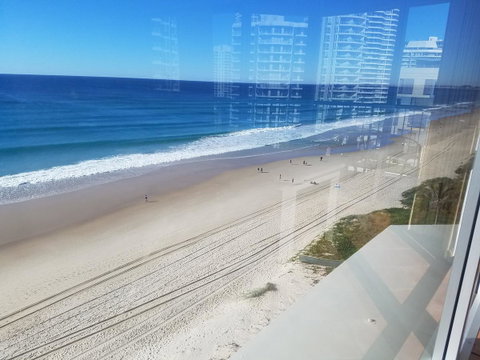 Golden Sands On The Beach - Absolute Beachfront Apartments - Accommodation Main Beach 21
