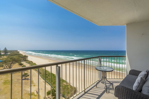 Golden Sands On The Beach - Absolute Beachfront Apartments - Accommodation Main Beach 7