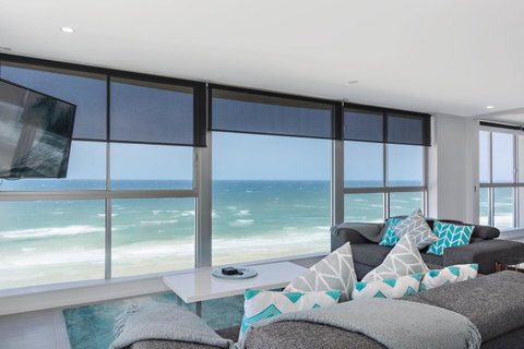 Golden Sands On The Beach - Absolute Beachfront Apartments - Accommodation Main Beach 8