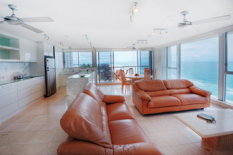 Golden Sands On The Beach - Absolute Beachfront Apartments - Accommodation Main Beach 20