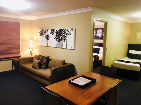 Ambassador On Ruthven - Accommodation Main Beach 39