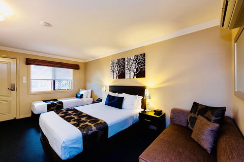 Ambassador On Ruthven - Accommodation Main Beach 44