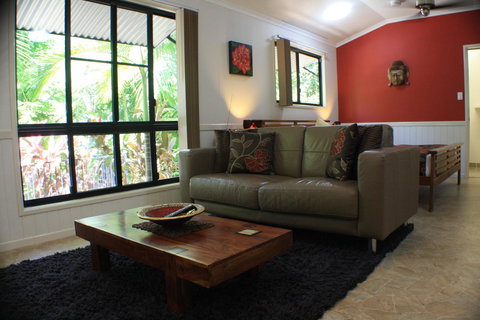 Boutique Bungalows - Accommodation Main Beach 34