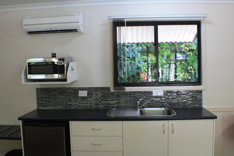 Boutique Bungalows - Accommodation Main Beach 35