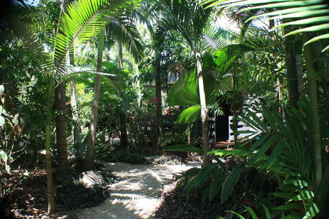 Boutique Bungalows - Accommodation Main Beach 30