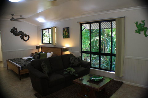 Boutique Bungalows - Accommodation Main Beach 40