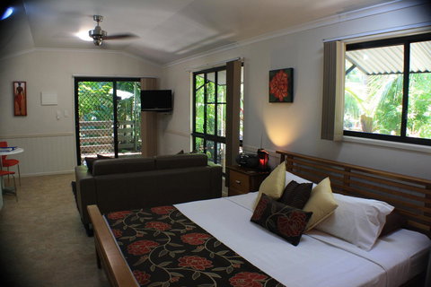 Boutique Bungalows - Accommodation Main Beach 29