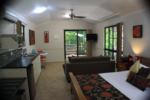 Boutique Bungalows - Accommodation Main Beach 28