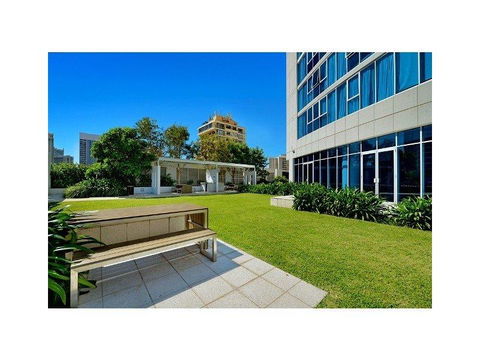 H Star Residences-- Paradise Stayz - Accommodation Main Beach 7