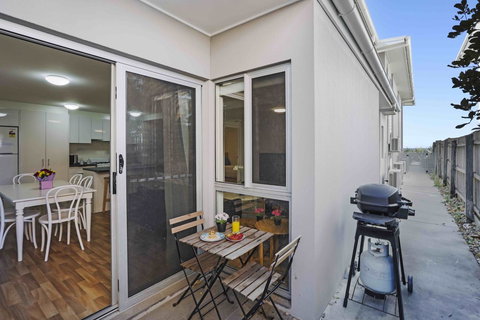 Sandbox Apartments - Accommodation Main Beach 21