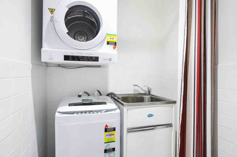 Sandbox Apartments - Accommodation Main Beach 40