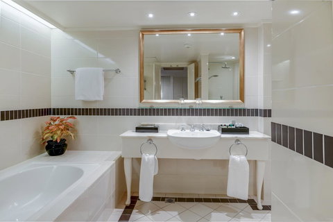 InterContinental Sanctuary Cove Resort, An IHG Hotel - Accommodation Main Beach 5