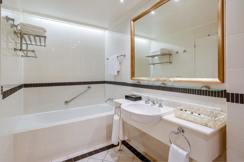 InterContinental Sanctuary Cove Resort, An IHG Hotel - Accommodation Main Beach 8