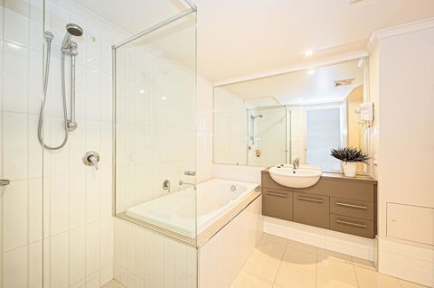 On The Bay Apartments - Accommodation Main Beach 16