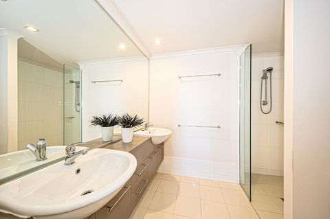 On The Bay Apartments - Accommodation Main Beach 18