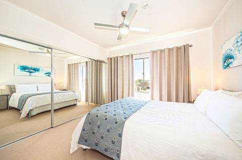 On The Bay Apartments - Accommodation Main Beach 2