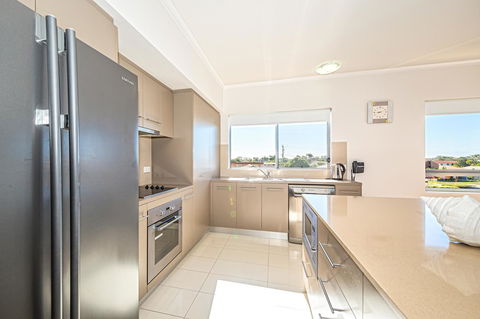 On The Bay Apartments - Accommodation Main Beach 3