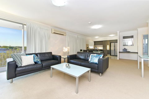 On The Bay Apartments - Accommodation Main Beach 15