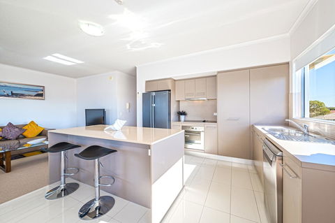 On The Bay Apartments - Accommodation Main Beach 4