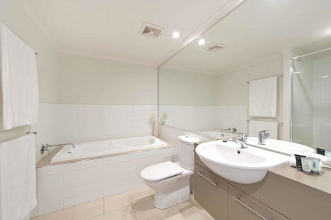 On The Bay Apartments - Accommodation Main Beach 20