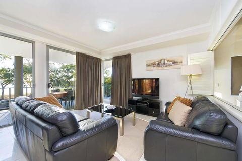 On The Bay Apartments - Accommodation Main Beach 0