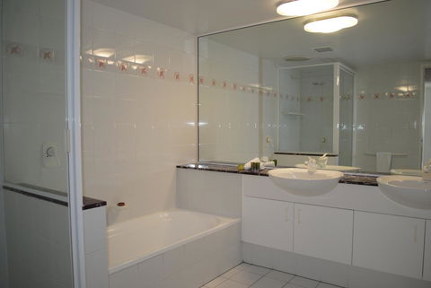 BeachView Apartments At Villa Paradiso - Accommodation Main Beach 5