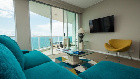 Pacific Views Resort - Accommodation Main Beach 36