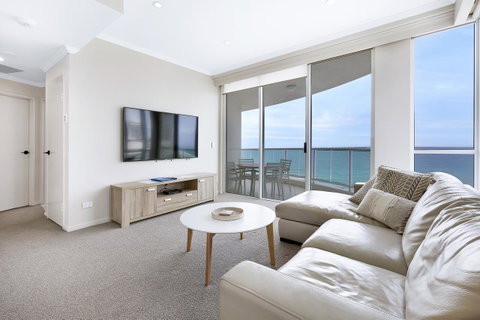 Pacific Views Resort - Accommodation Main Beach 5