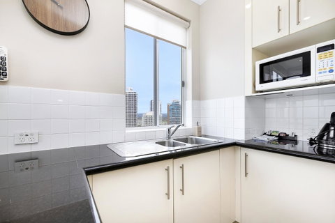 Pacific Views Resort - Accommodation Main Beach 14