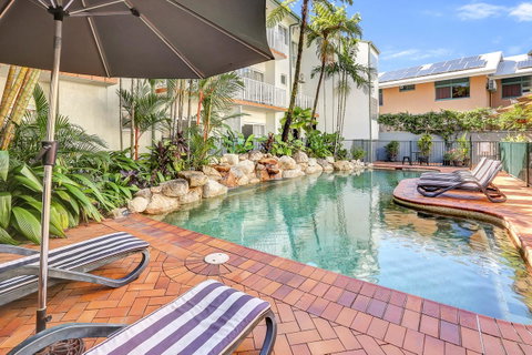 Coral Tree Inn - Accommodation Main Beach 2