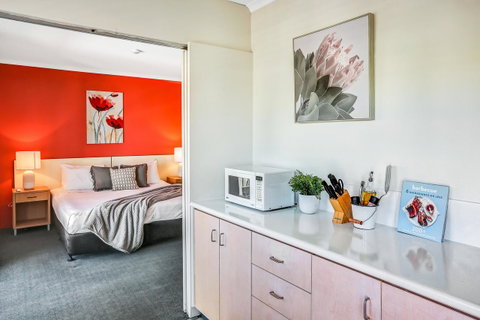 Coral Tree Inn - Accommodation Main Beach 3