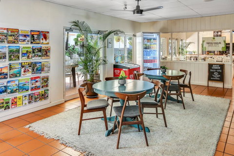 Coral Tree Inn - Accommodation Main Beach 16