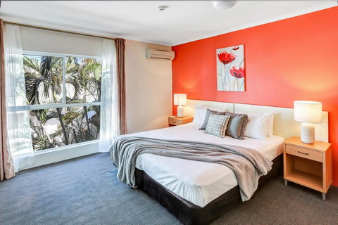 Coral Tree Inn - Accommodation Main Beach 1