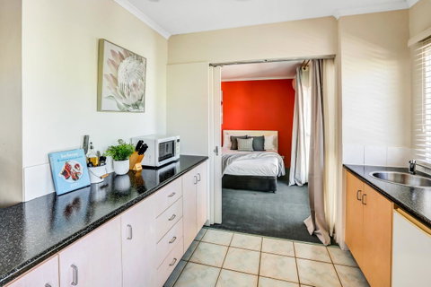 Coral Tree Inn - Accommodation Main Beach 27