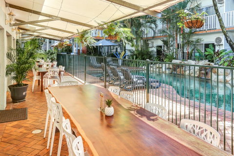 Coral Tree Inn - Accommodation Main Beach 22