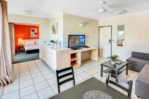 Coral Tree Inn - Accommodation Main Beach 25