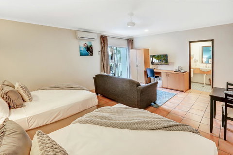 Coral Tree Inn - Accommodation Main Beach 15