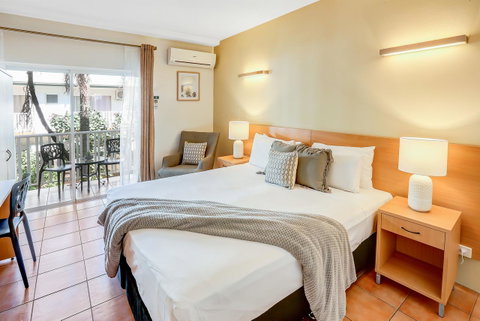 Coral Tree Inn - Accommodation Main Beach 13