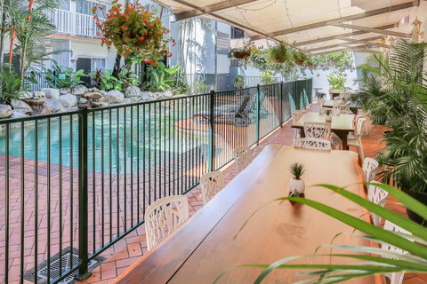 Coral Tree Inn - Accommodation Main Beach 4