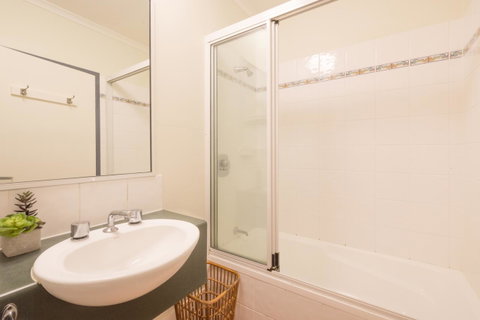 Coral Tree Inn - Accommodation Main Beach 41